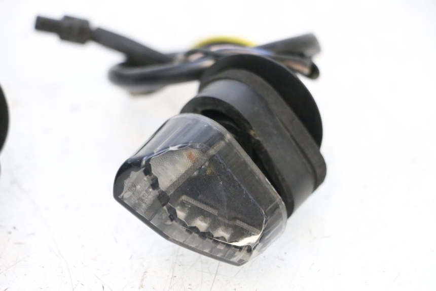 photo de CLIGNOTANT ARRIERE PIAGGIO MP3 RL 250 (2006 - 2010) - État de surface