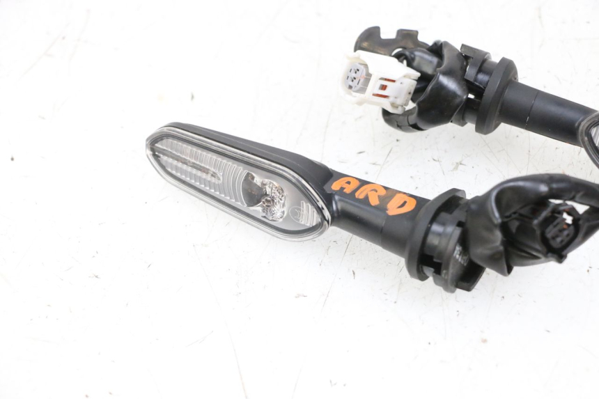 photo de CLIGNOTANT ARRIERE YAMAHA NEO'S CORE 1 (2022 - 2026) - Points de fixation