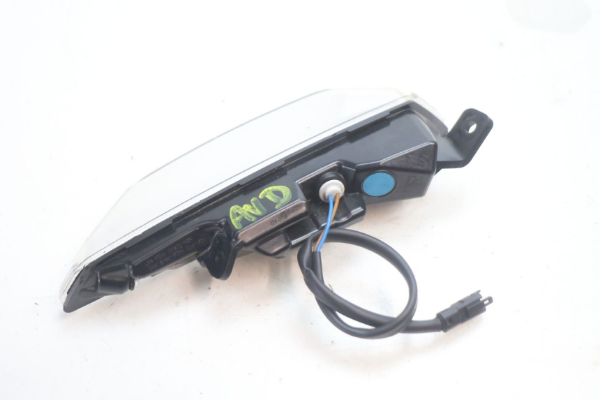 photo de CLIGNOTANT AVANT DROIT PIAGGIO MP3 HPE 530 (2022 - 2026) - Autre angle de vue