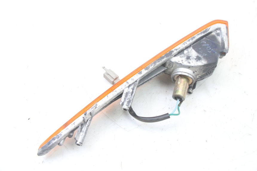 photo de CLIGNOTANT AVANT DROIT HONDA SCV LEAD 100 (2003 - 2007) - Gros plan technique