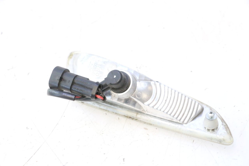 photo de CLIGNOTANT AVANT DROIT PIAGGIO VESPA PRIMAVERA 2T 50 (2013 - 2018) - Gros plan technique