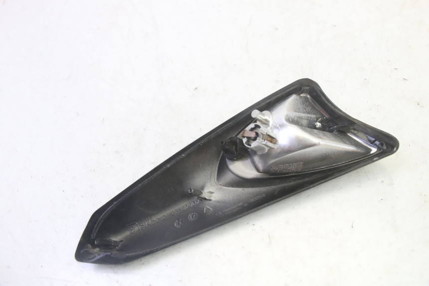 photo de CLIGNOTANT AVANT DROIT PIAGGIO XEVO - X EVO 125 (2007 - 2016) - Gros plan technique