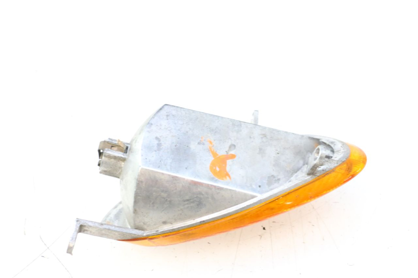 photo de CLIGNOTANT AVANT DROIT YAMAHA YP MAJESTY 125 (1998 - 2001) - Gros plan technique