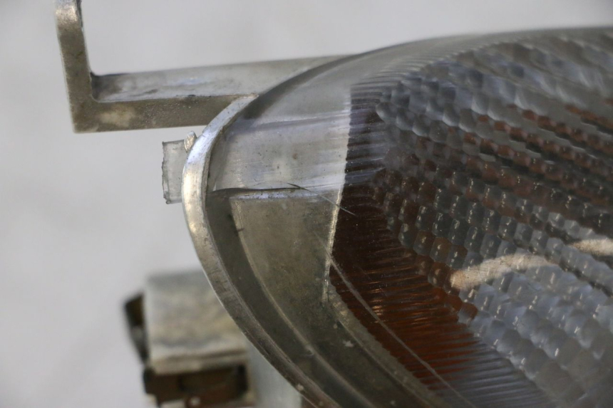 photo de CLIGNOTANT AVANT DROIT YAMAHA YP MAJESTY 125 (2002 - 2006) - Autre angle de vue