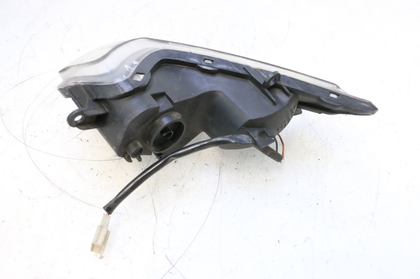 photo de CLIGNOTANT AVANT GAUCHE SYM GTS EVO 125 (2009 - 2013) - Autre angle de vue