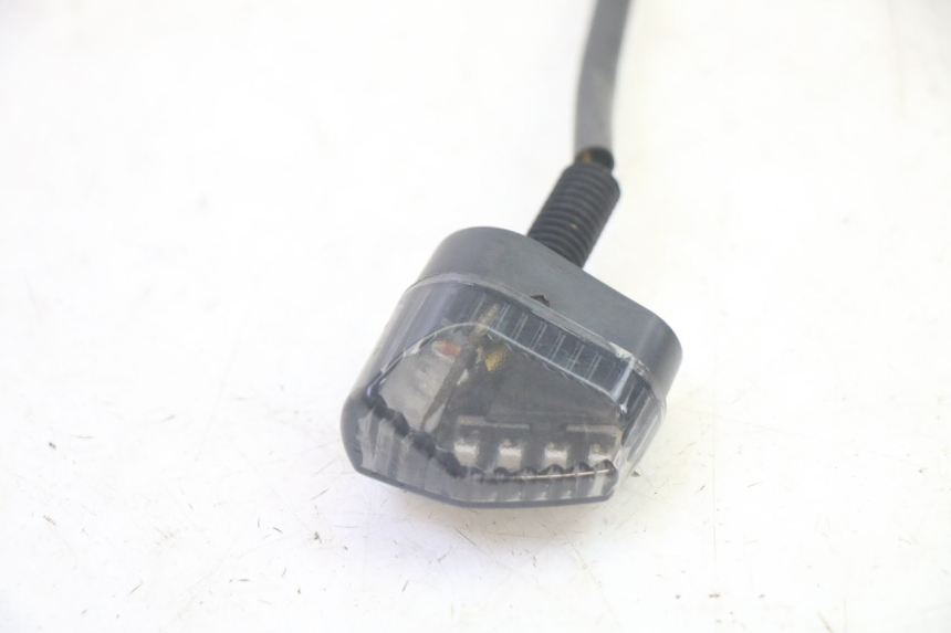 photo de CLIGNOTANT AVANT GAUCHE PIAGGIO MP3 500 (2016 - 2018) - Gros plan technique