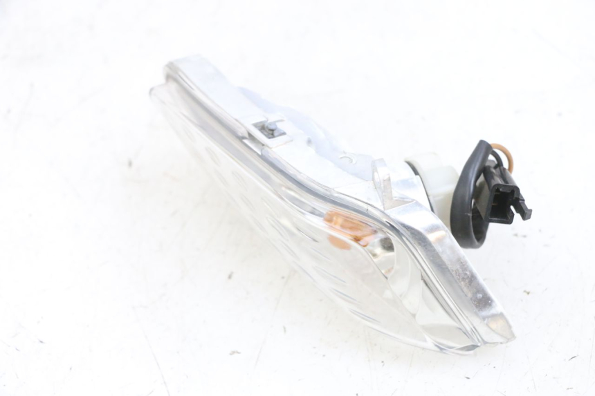 photo de CLIGNOTANT AVANT GAUCHE YAMAHA XMAX X-MAX 125 (2006 - 2009) - Autre angle de vue