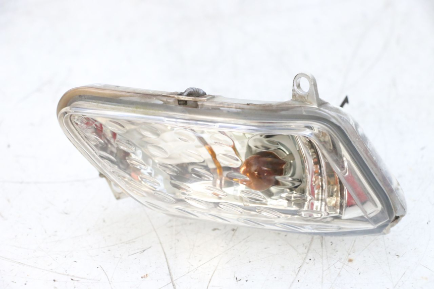 photo de CLIGNOTANT AVANT GAUCHE YAMAHA XMAX X-MAX 125 (2006 - 2009) - Gros plan technique