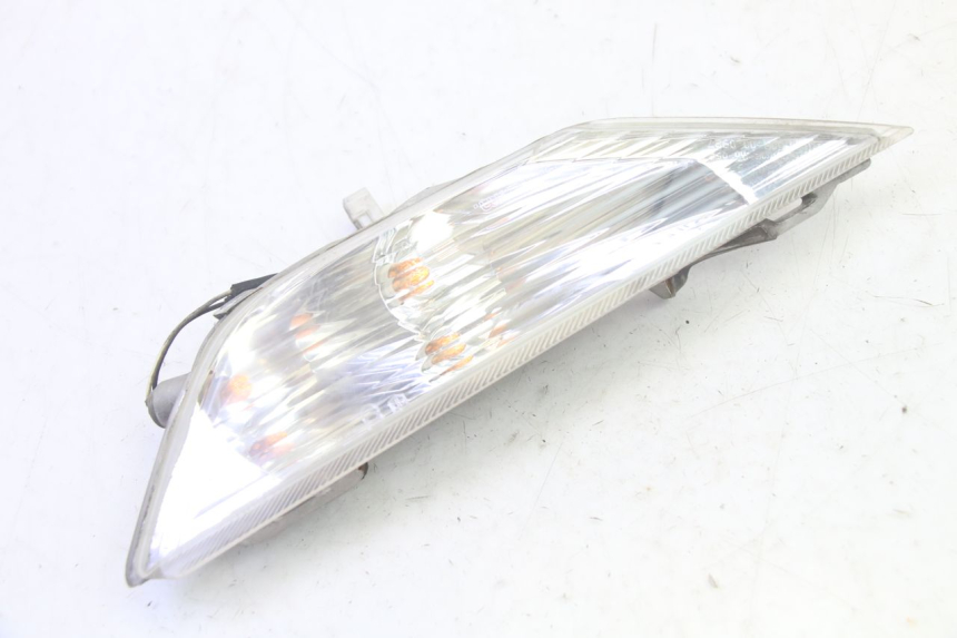 photo de CLIGNOTANT AVANT GAUCHE PIAGGIO X8 125 (2004 - 2007) - Autre angle de vue