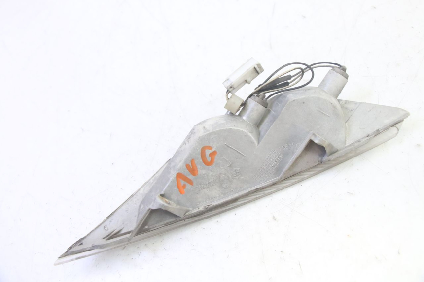 photo de CLIGNOTANT AVANT GAUCHE PIAGGIO X8 125 (2004 - 2007) - Gros plan technique