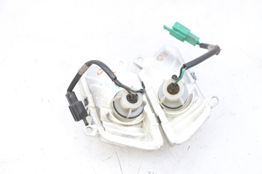 photo de CLIGNOTANT AVANT YAMAHA XMAX X-MAX 125 (2006 - 2009) - Autre angle de vue