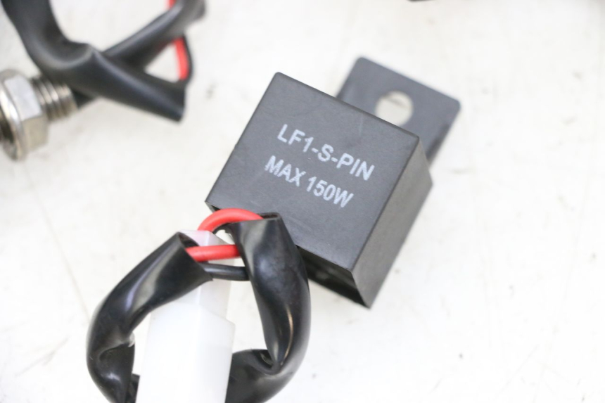 photo de CLIGNOTANT AVANT KAWASAKI ZR 7 750 (1999 - 2001) - Détails caractéristiques