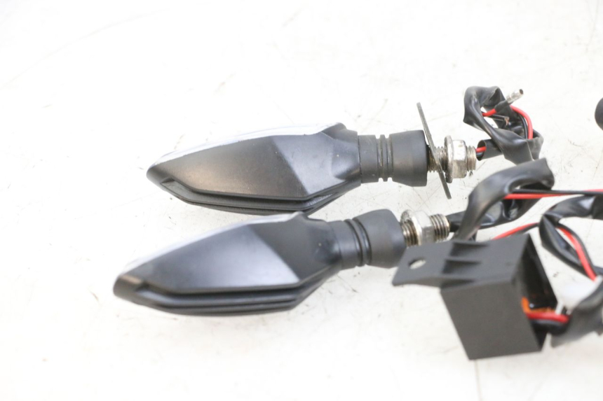 photo de CLIGNOTANT AVANT KAWASAKI ZR 7 750 (1999 - 2001) - Vue d’ensemble