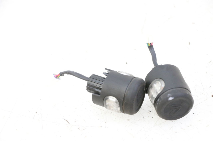 photo de CLIGNOTANT AVANT SEGWAY NINEBOT ZT3 PRO 1