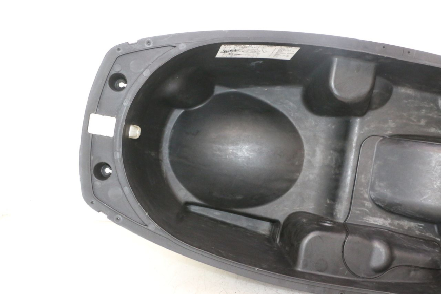 photo de COFFRE SELLE APRILIA ATLANTIC S 125 (2010 - 2013) - Détail de la pièce