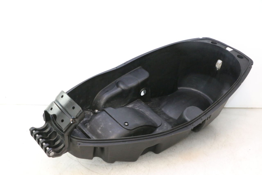 photo de COFFRE SELLE APRILIA ATLANTIC S 125 (2010 - 2013) - Gros plan technique