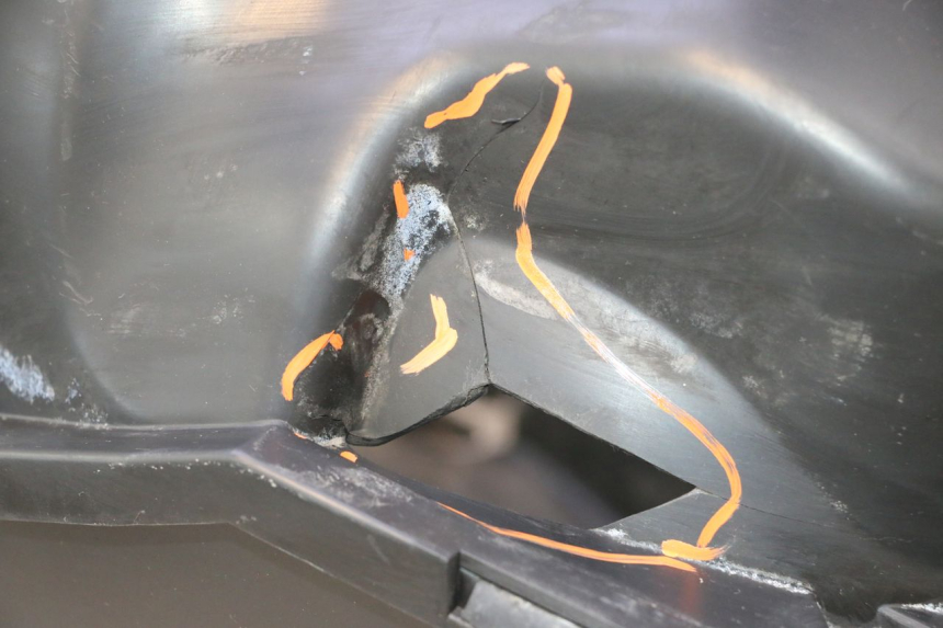 photo de COFFRE SELLE PEUGEOT ELYSTAR 50 (2002 - 2014) - Gros plan technique