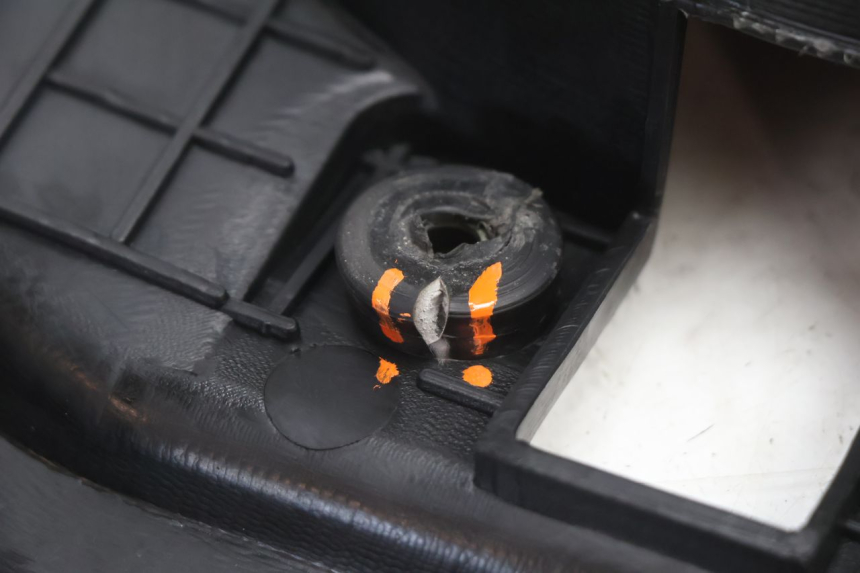 photo de COFFRE SELLE KEEWAY FOCUS 50 (2006 - 2009) - Points de fixation