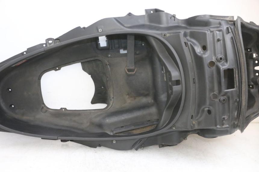 photo de COFFRE SELLE PIAGGIO MP3 RL 250 (2007 - 2010) - Vue d’ensemble