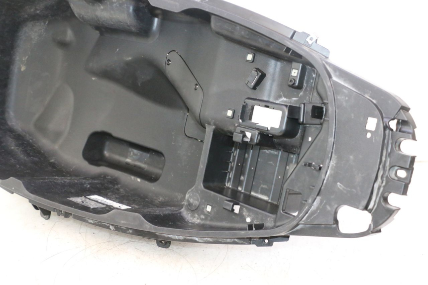 photo de COFFRE SELLE PIAGGIO MP3 500 (2016 - 2018) - Détail de la pièce