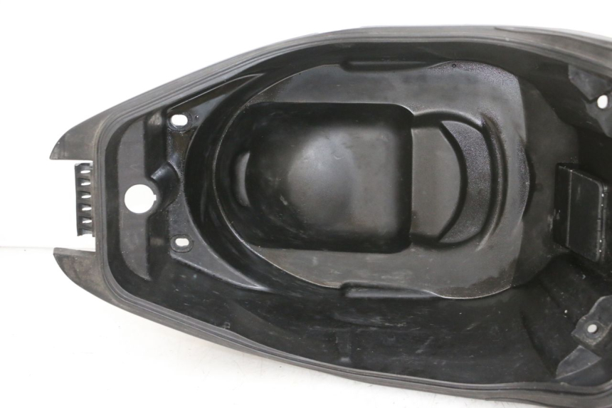 photo de COFFRE SELLE PEUGEOT SPEEDFIGHT 4 4T EFI 50 (2021 - 2025) - Marquages et références