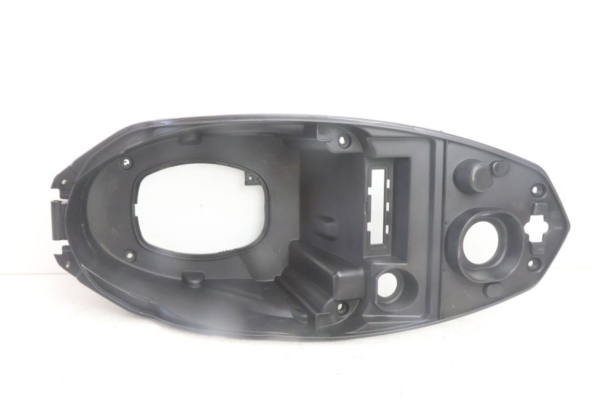 photo de COFFRE SELLE PEUGEOT STREETZONE NAKED 2T 50 (2014 - 2018) - Détail de la pièce