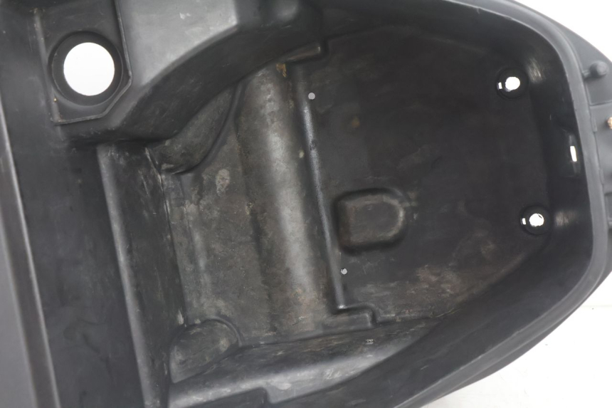 photo de COFFRE SELLE KYMCO SUPER 8 2T 50 (2007 - 2013) - Détail de la pièce