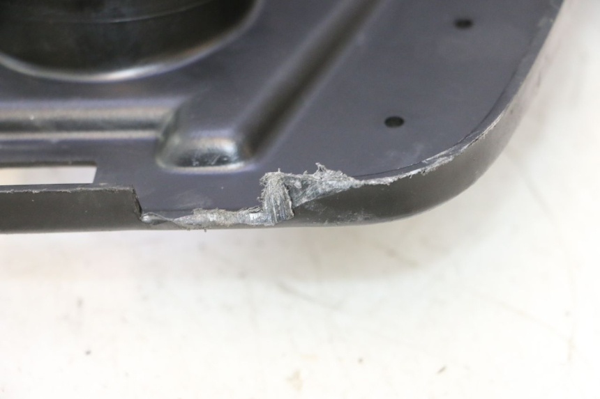 photo de COFFRE SELLE PEUGEOT TREKKER 50 (1995 - 2004) - Détail de la pièce