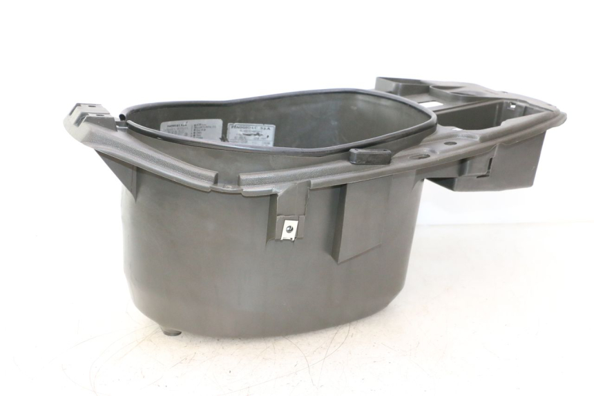 photo de COFFRE SELLE PIAGGIO TYPHOON 50 (2000 - 2009) - Détail de la pièce