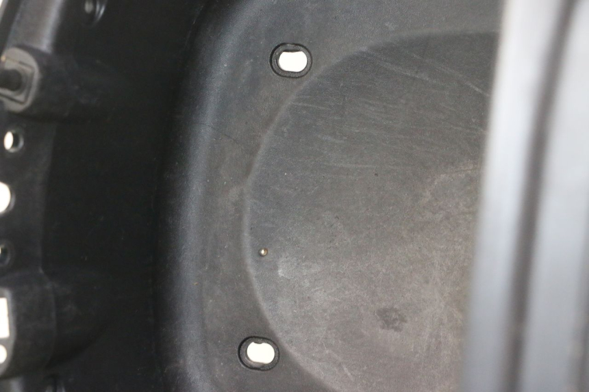 photo de COFFRE SELLE PIAGGIO X8 STREET 125 (2006 - 2007) - Zoom composants
