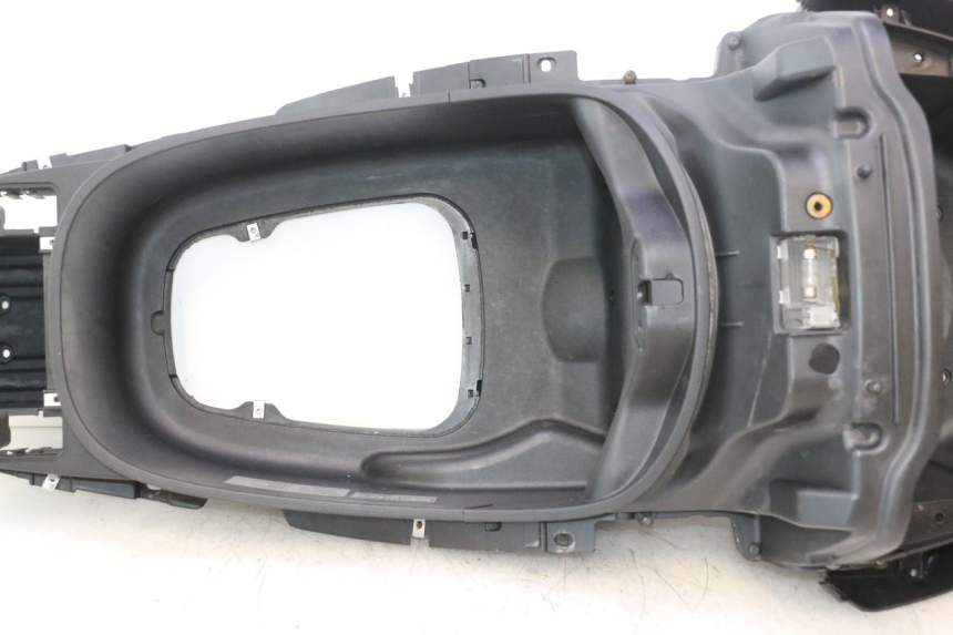 photo de COFFRE SELLE PIAGGIO X8 STREET 125 (2006 - 2007) - Zoom état d’usage
