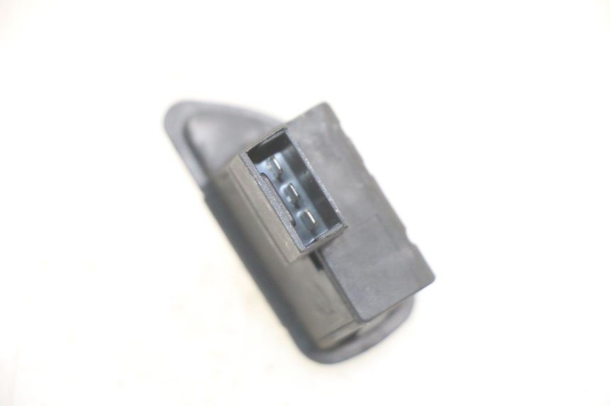 photo de COMMODO CLIGNOTANT PIAGGIO FLY 125 (2005 - 2012) - Zoom état d’usage