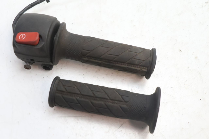 photo de COMMODO DROIT MBK BOOSTER SPIRIT 50 (2004 - 2017) - Détail de la pièce