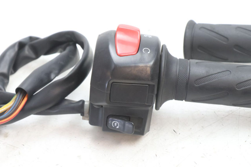 photo de COMMODO DROIT SUZUKI BURGMAN 125 (2007 - 2014) - Détail de la pièce