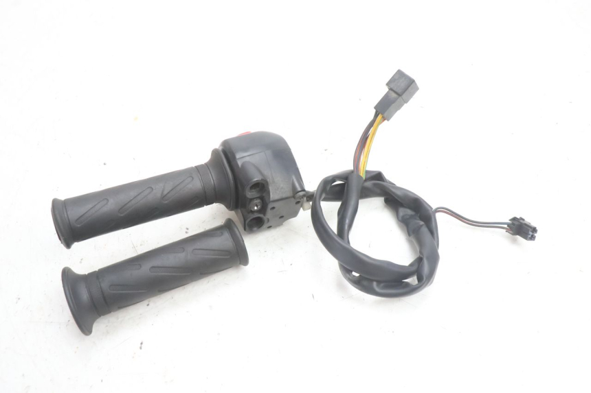 photo de COMMODO DROIT SUZUKI BURGMAN 125 (2007 - 2014) - Gros plan technique