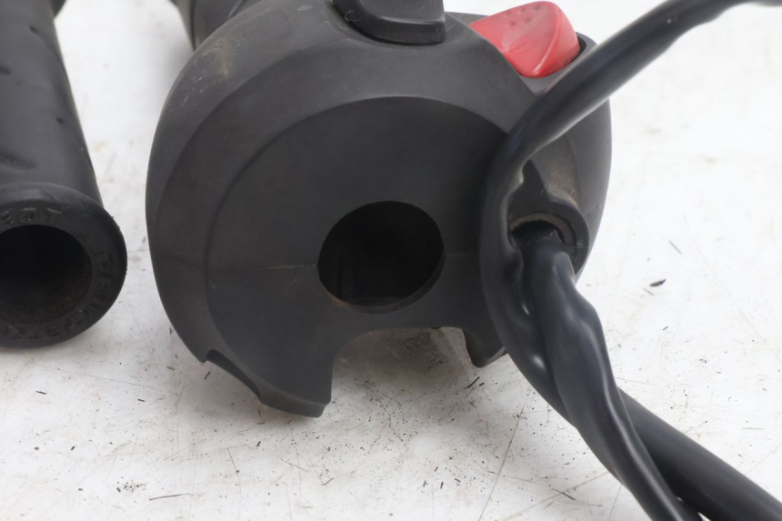 photo de COMMODO DROIT PEUGEOT CITYSTAR 125 (2011 - 2017) - Zoom état d’usage