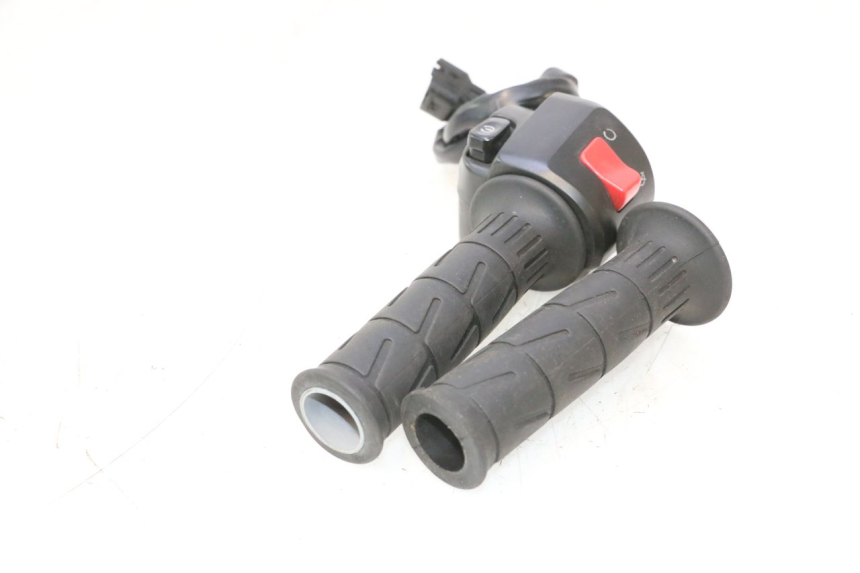 photo de COMMODO DROIT KAWASAKI ER-6 ER6 N 650 (2005 - 2009) - Gros plan technique