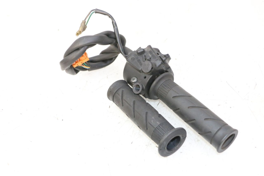 photo de COMMODO DROIT HONDA FES S-WING SWING ABS 125 (2007 - 2015)