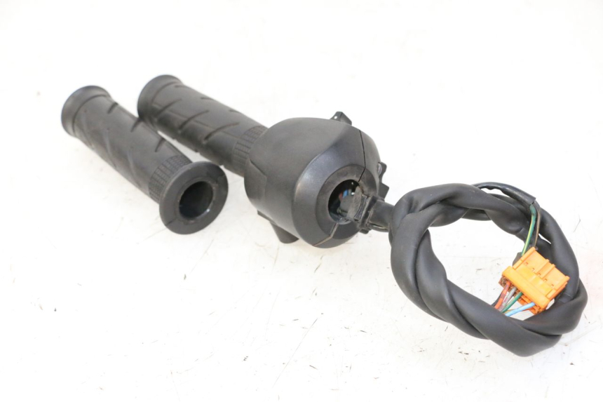 photo de COMMODO DROIT HONDA FES S-WING SWING ABS 125 (2007 - 2015)