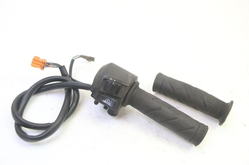 photo de COMMODO DROIT HONDA FES S-WING SWING ABS 125 (2007 - 2015)