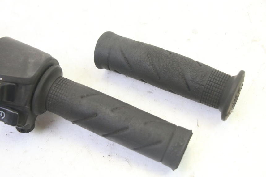 photo de COMMODO DROIT HONDA FES S-WING SWING ABS 125 (2007 - 2015)