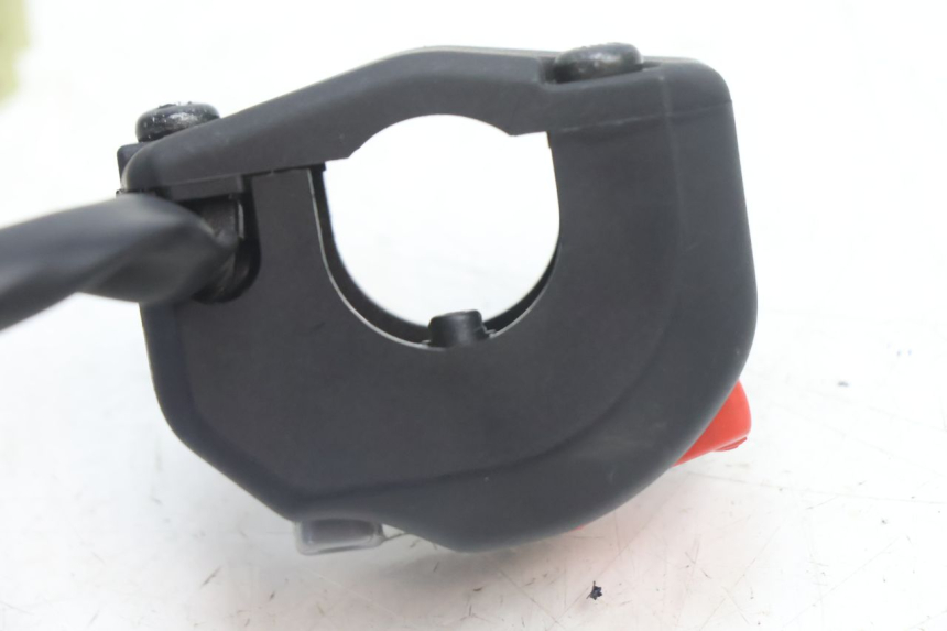 photo de COMMODO DROIT YAMAHA FZ8 800 (2010 - 2016) - Gros plan technique