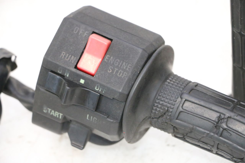 photo de COMMODO DROIT KAWASAKI GPX F ZX750F 750 (1986 - 1990) - Détails caractéristiques