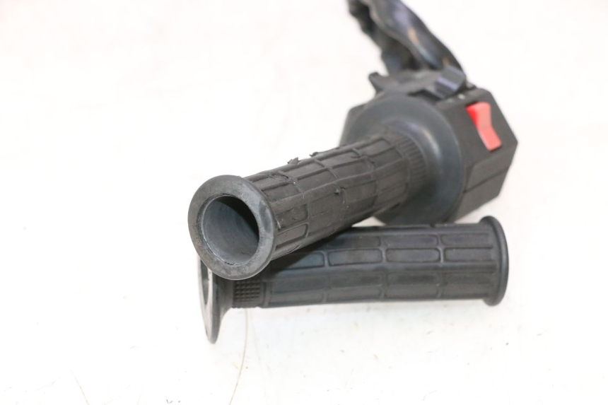 photo de COMMODO DROIT KAWASAKI GPX F ZX750F 750 (1986 - 1990) - Autre angle de vue