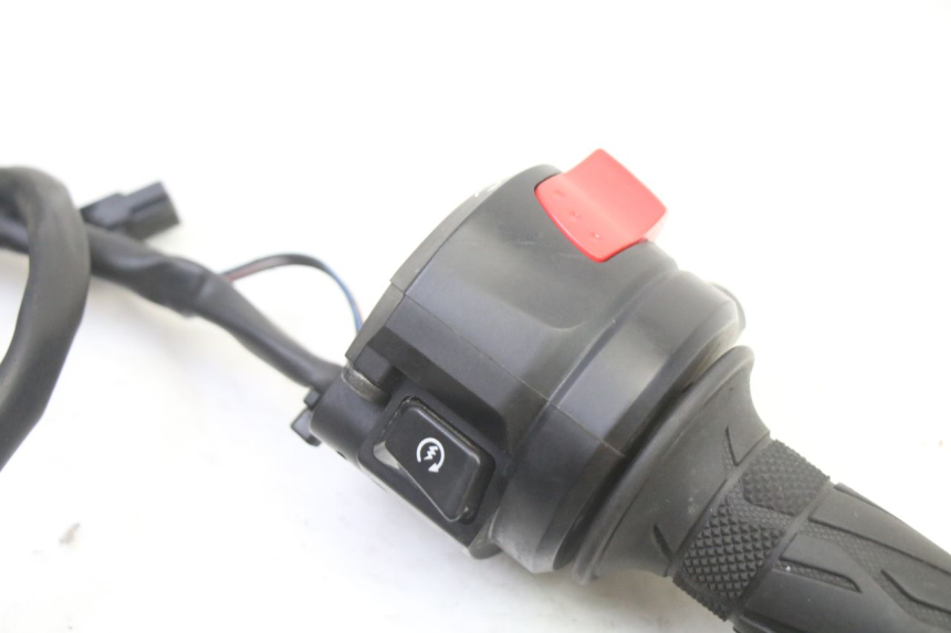 photo de COMMODO DROIT SUZUKI GSR 750 (2011 - 2017)