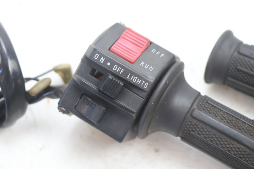 photo de COMMODO DROIT SUZUKI GSX F GSXF 750 (1988 - 1998) - Détail de la pièce