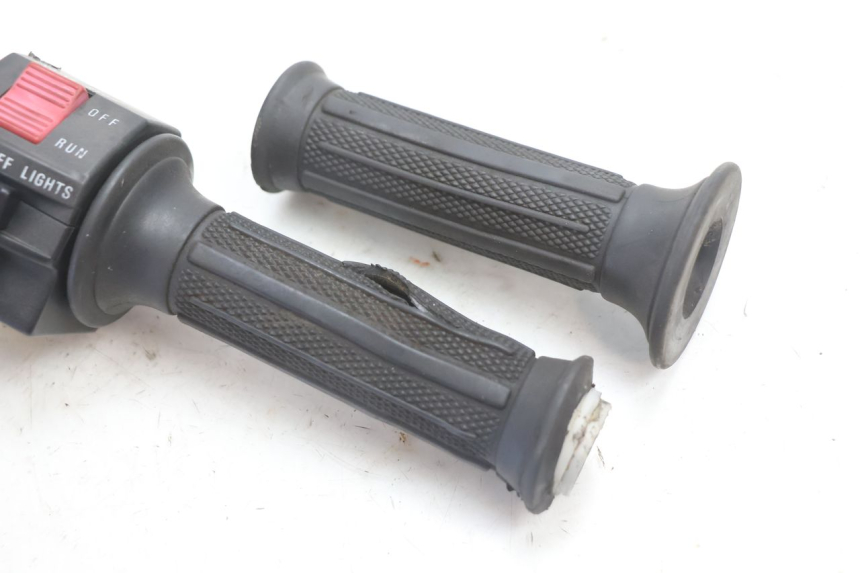 photo de COMMODO DROIT SUZUKI GSX F GSXF 750 (1988 - 1998) - Zoom état d’usage
