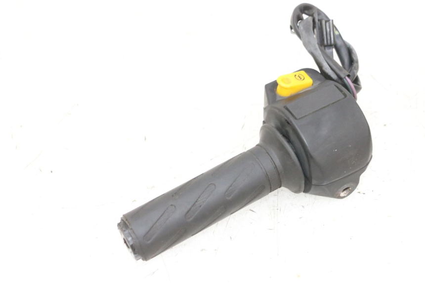 photo de COMMODO DROIT PEUGEOT KISBEE 2T 50 (2010 - 2017) - Gros plan technique