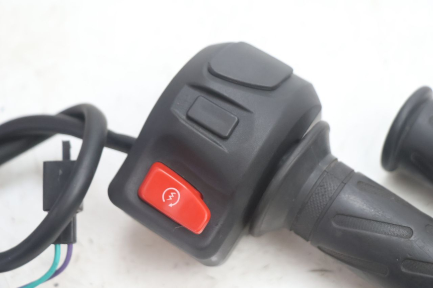 photo de COMMODO DROIT PEUGEOT KISBEE 2T 50 (2010 - 2017) - Détail de la pièce
