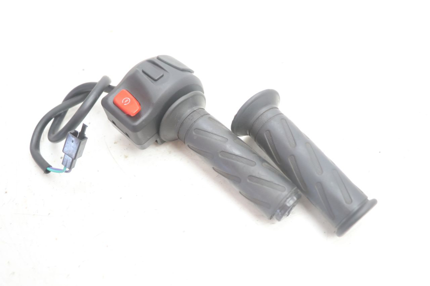 photo de COMMODO DROIT PEUGEOT KISBEE 2T 50 (2010 - 2017) - Autre angle de vue